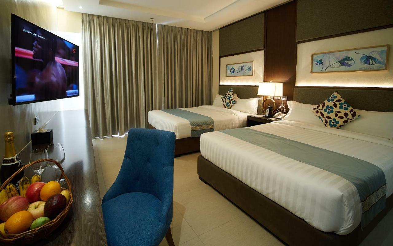 J7 Plaza Hotel Iloilo City Dış mekan fotoğraf